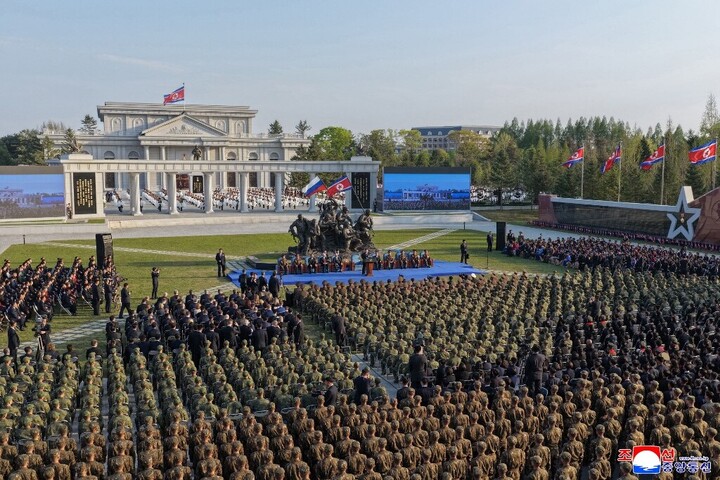 Emlékművet kaptak az Ukrajnában elesett észak-koreai katonák