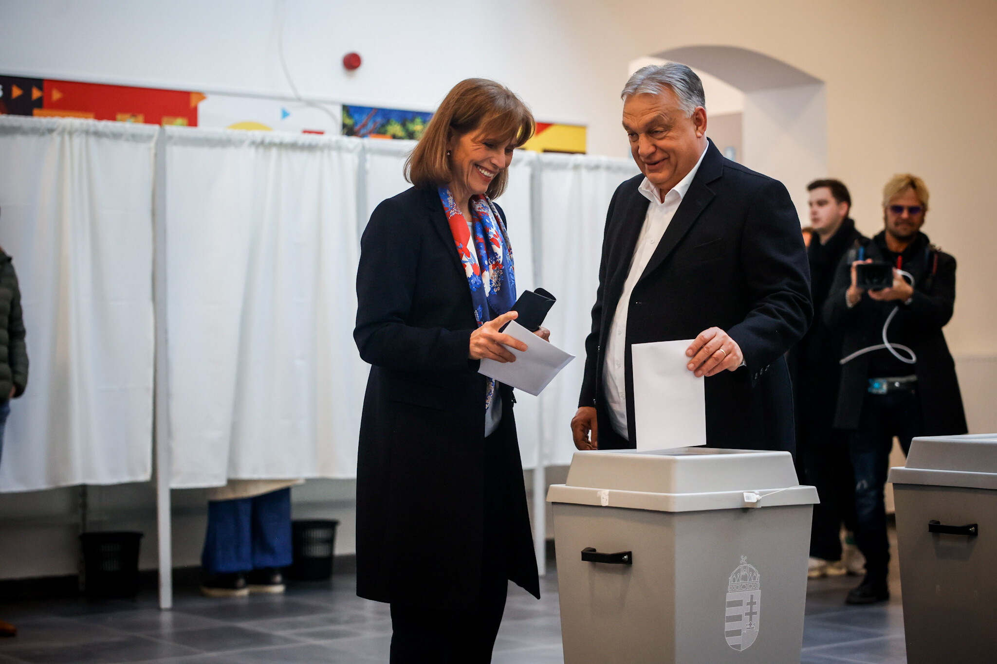 Orbán Viktor leadta szavazatát, majd újságíróknak válaszolt + Videó