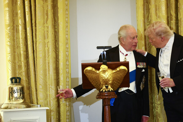 Fotó: AFP/Henry Nicholls III. Károly váratlan ajándékot adott Trumpnak