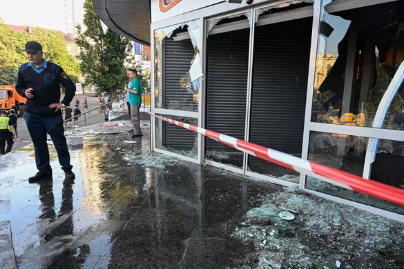 Lőfegyveres támadás és túszejtés történt egy kijevi szupermarketnél, többen meghaltak