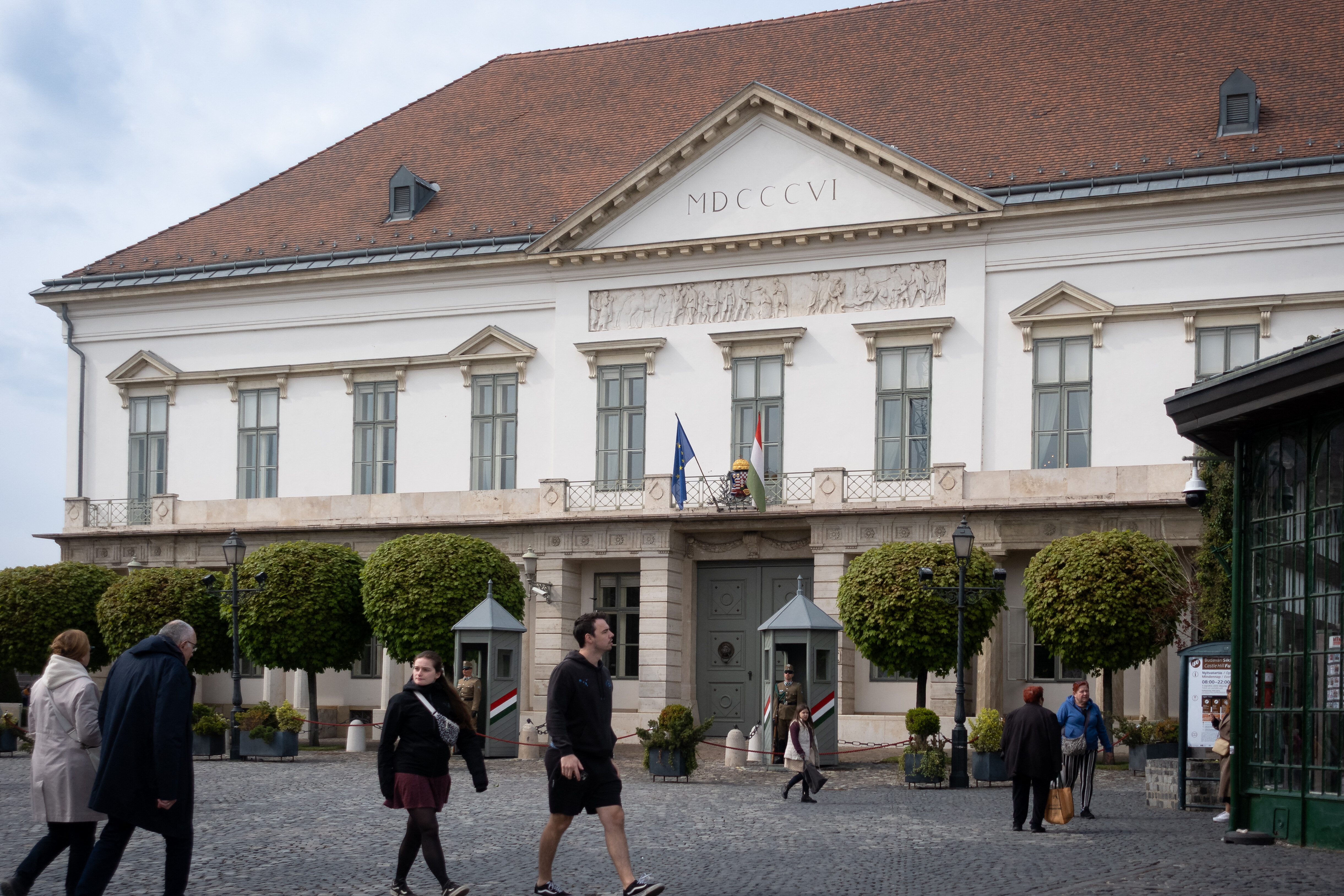 A Sándor-palota átadja az iratokat a kormánynak