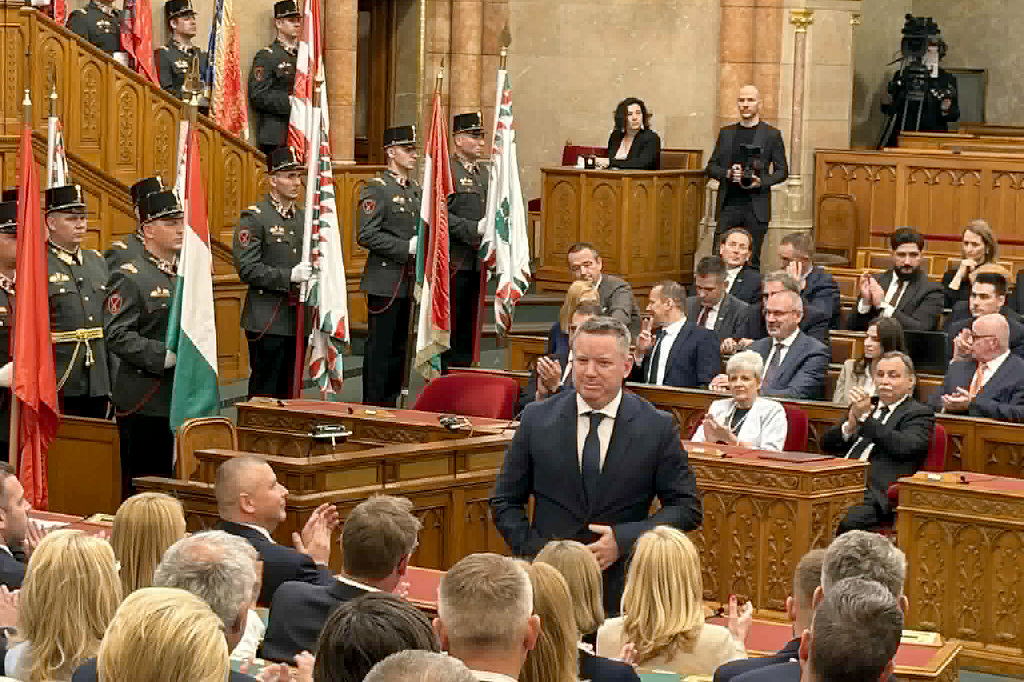 Elkezdődött az új miniszterek esütétele a Parlamentben