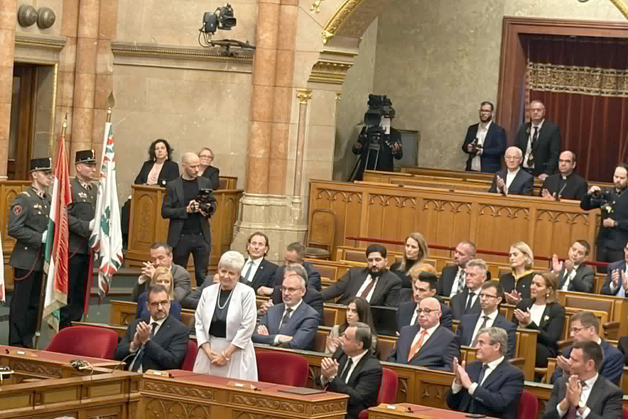 Elkezdődött az új miniszterek esütétele a Parlamentben