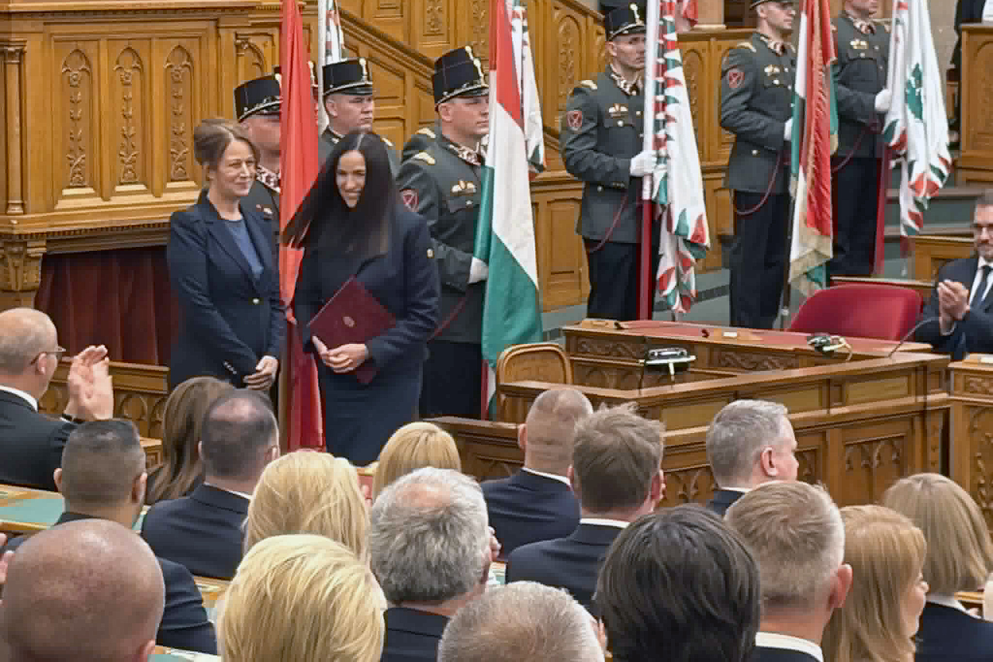 Elkezdődött az új miniszterek esütétele a Parlamentben