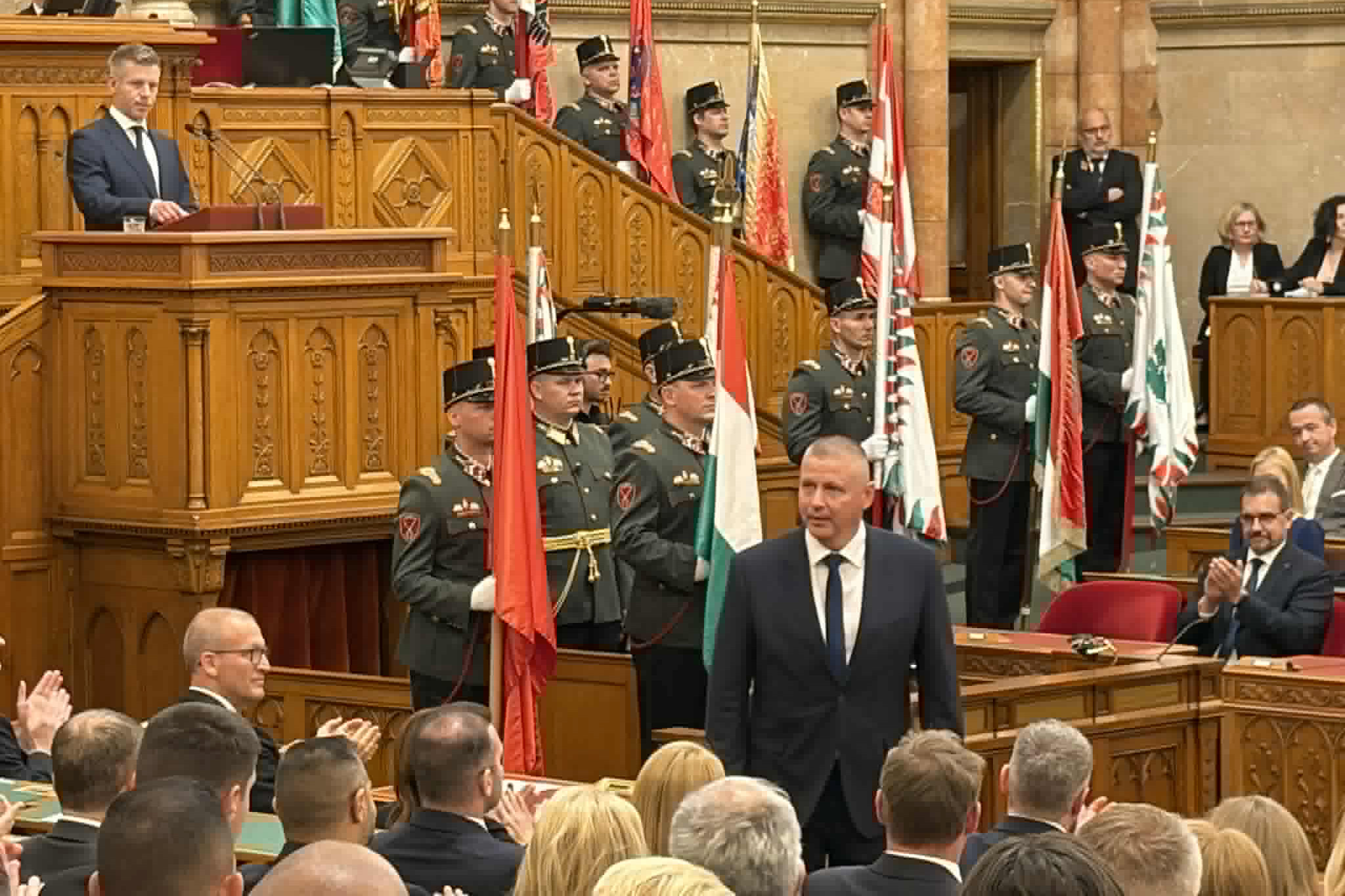 Elkezdődött az új miniszterek esütétele a Parlamentben