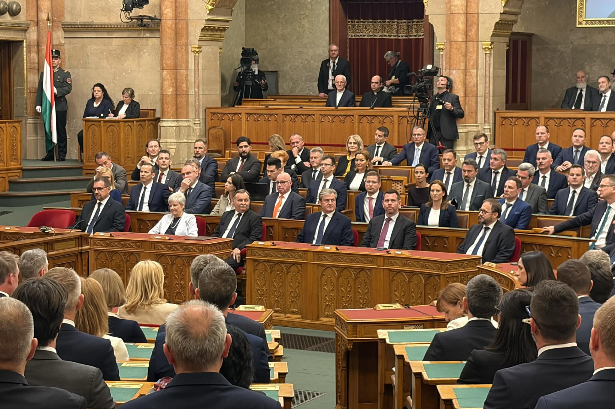 Elkezdődött az új miniszterek esütétele a Parlamentben
