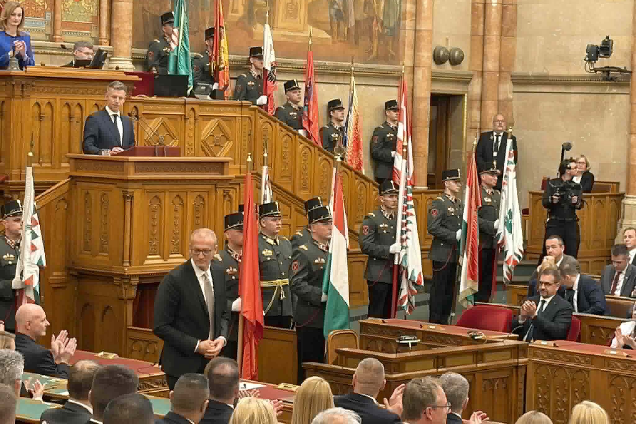 Elkezdődött az új miniszterek esütétele a Parlamentben