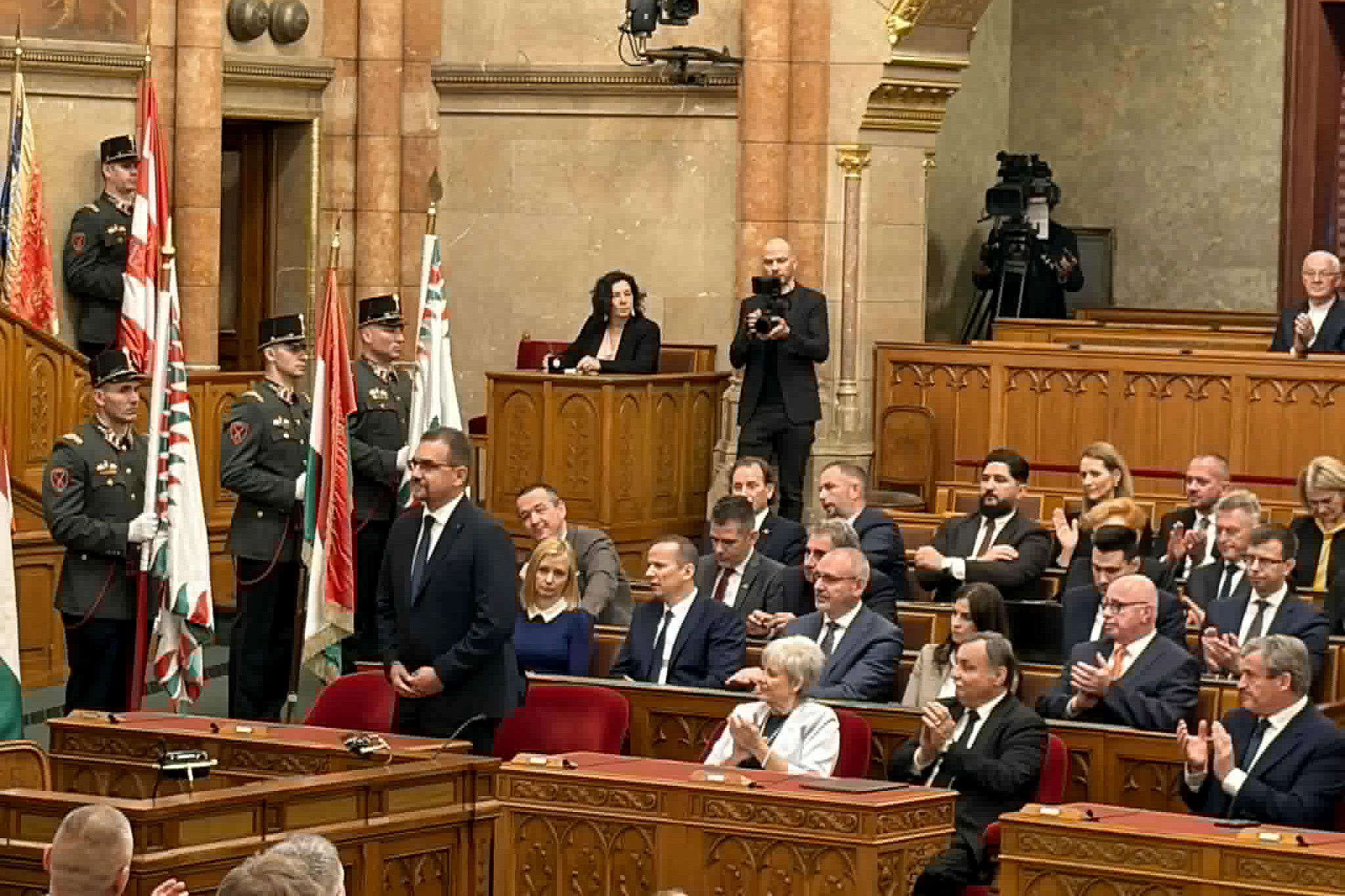 Elkezdődött az új miniszterek esütétele a Parlamentben