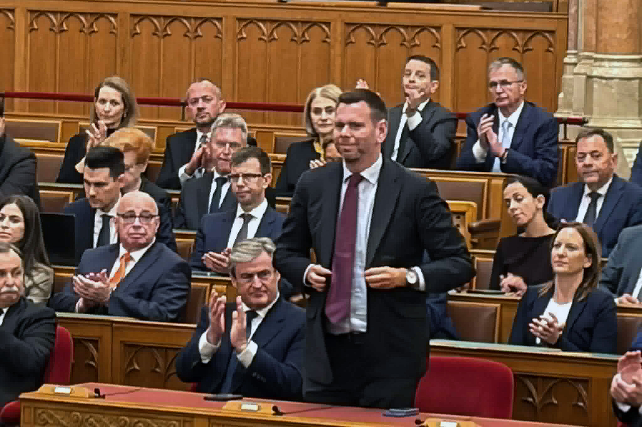Elkezdődött az új miniszterek esütétele a Parlamentben