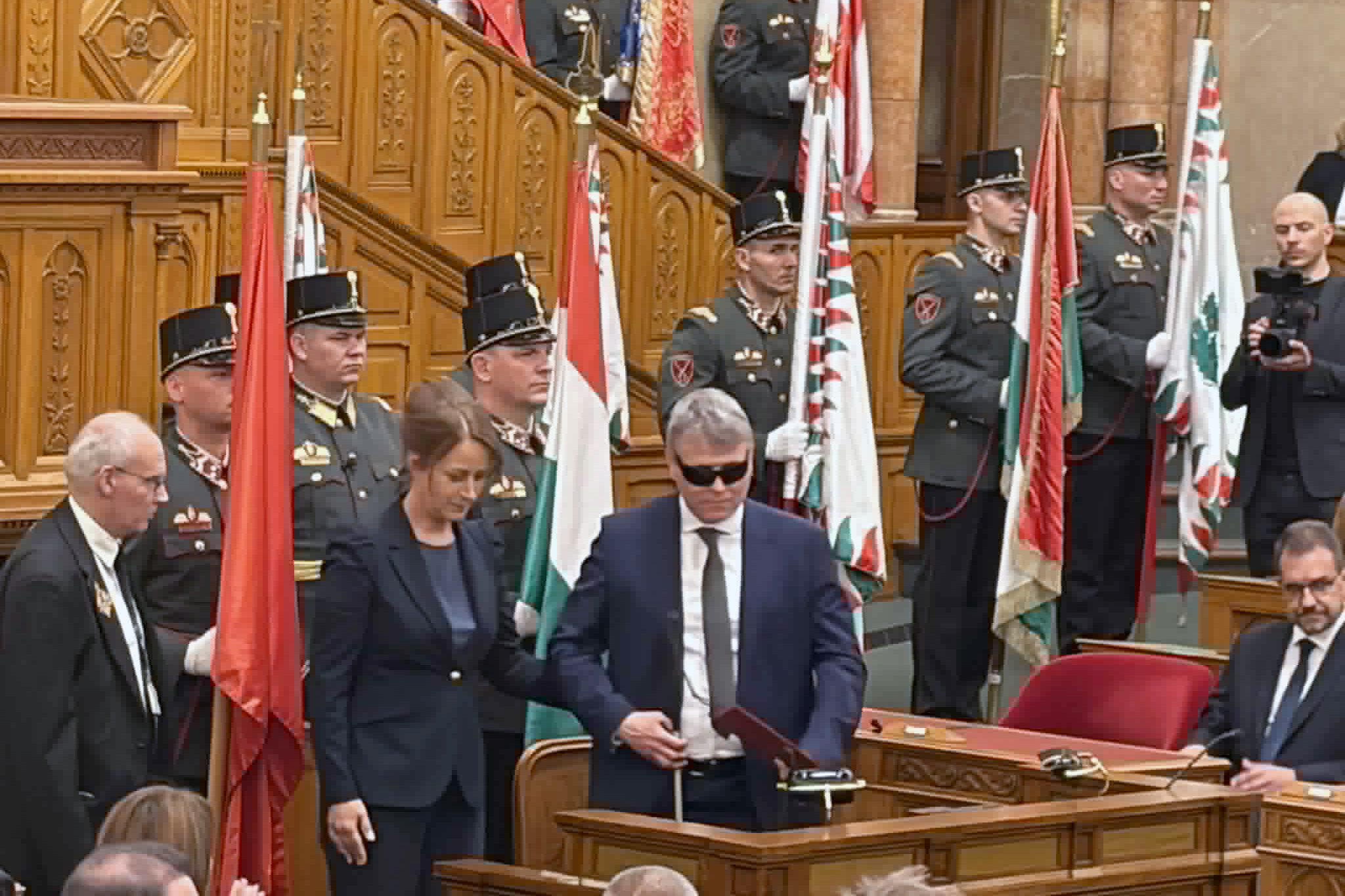 Elkezdődött az új miniszterek esütétele a Parlamentben