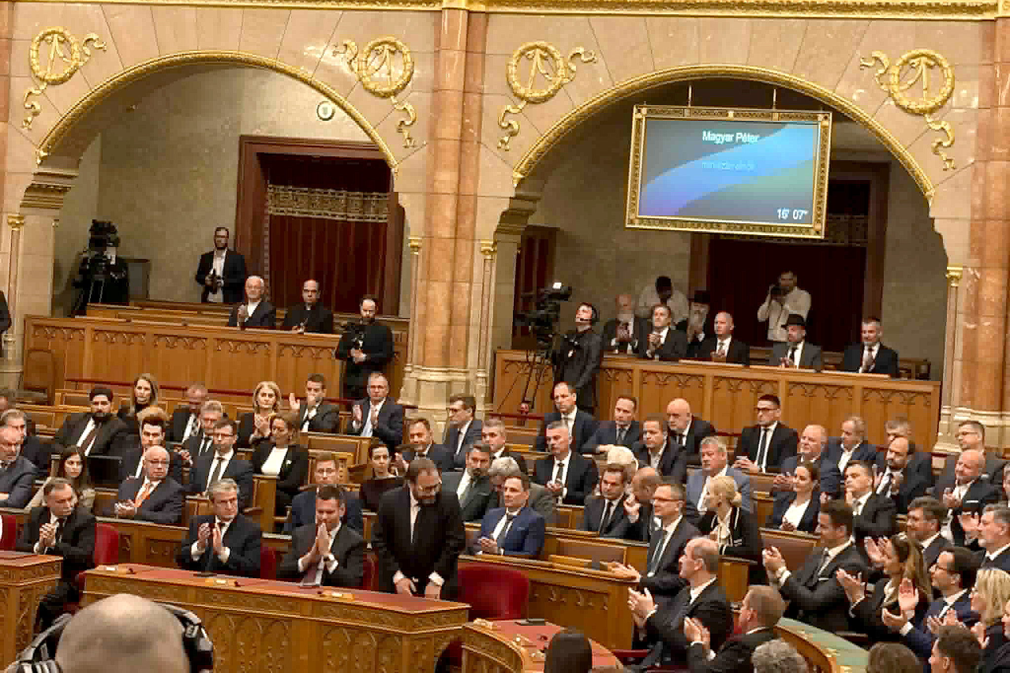 Elkezdődött az új miniszterek esütétele a Parlamentben