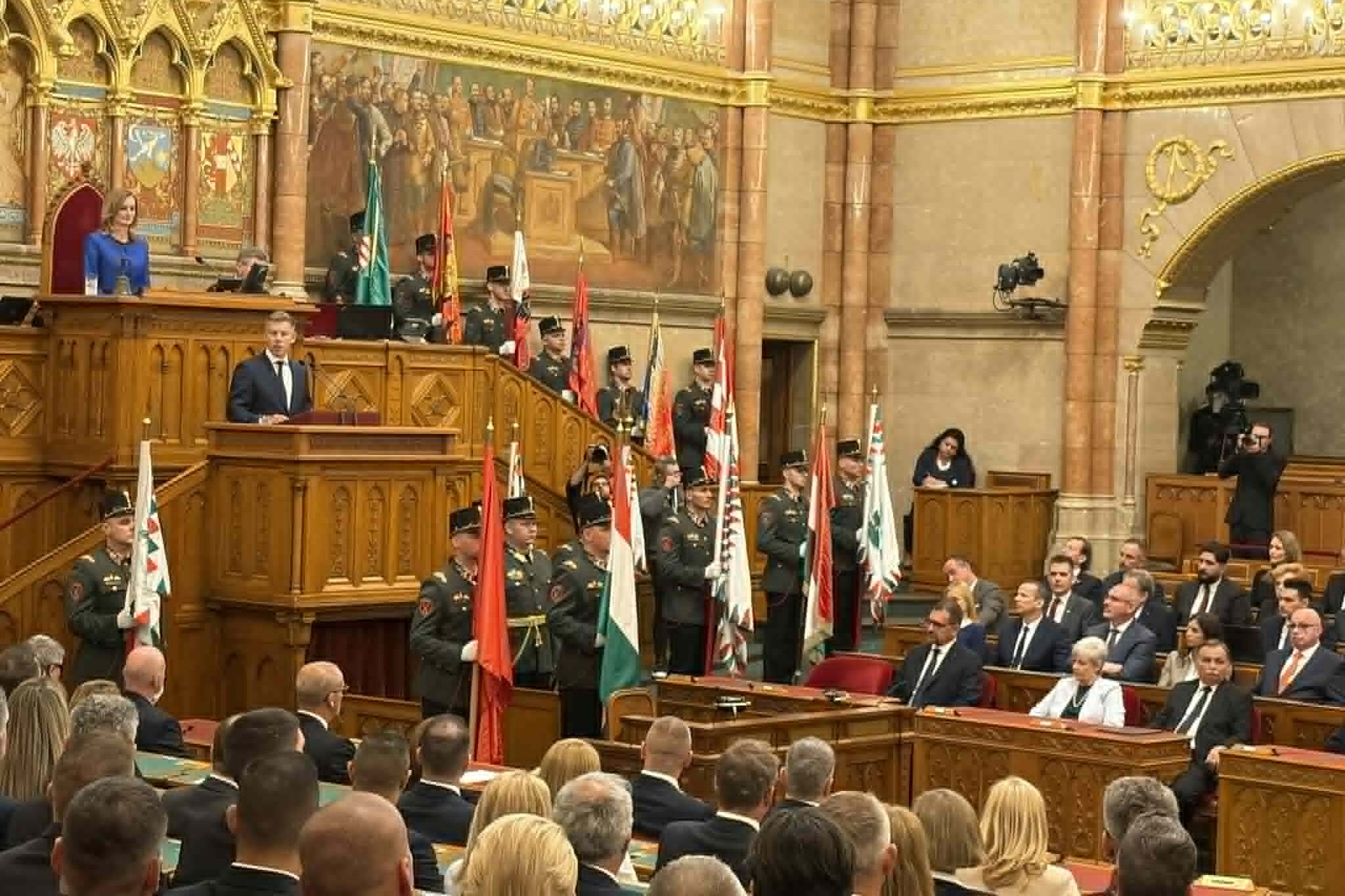 Elkezdődött az új miniszterek esütétele a Parlamentben