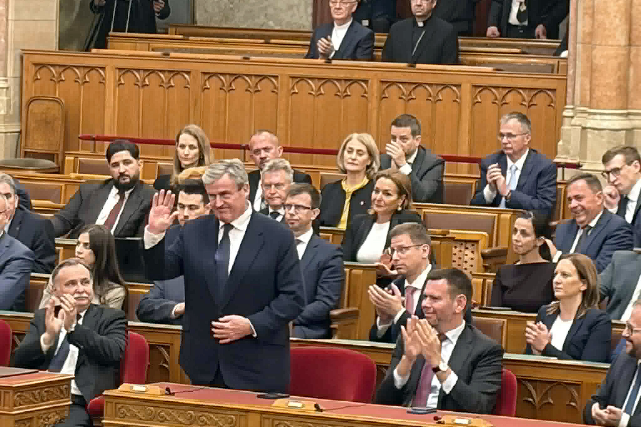 Elkezdődött az új miniszterek esütétele a Parlamentben