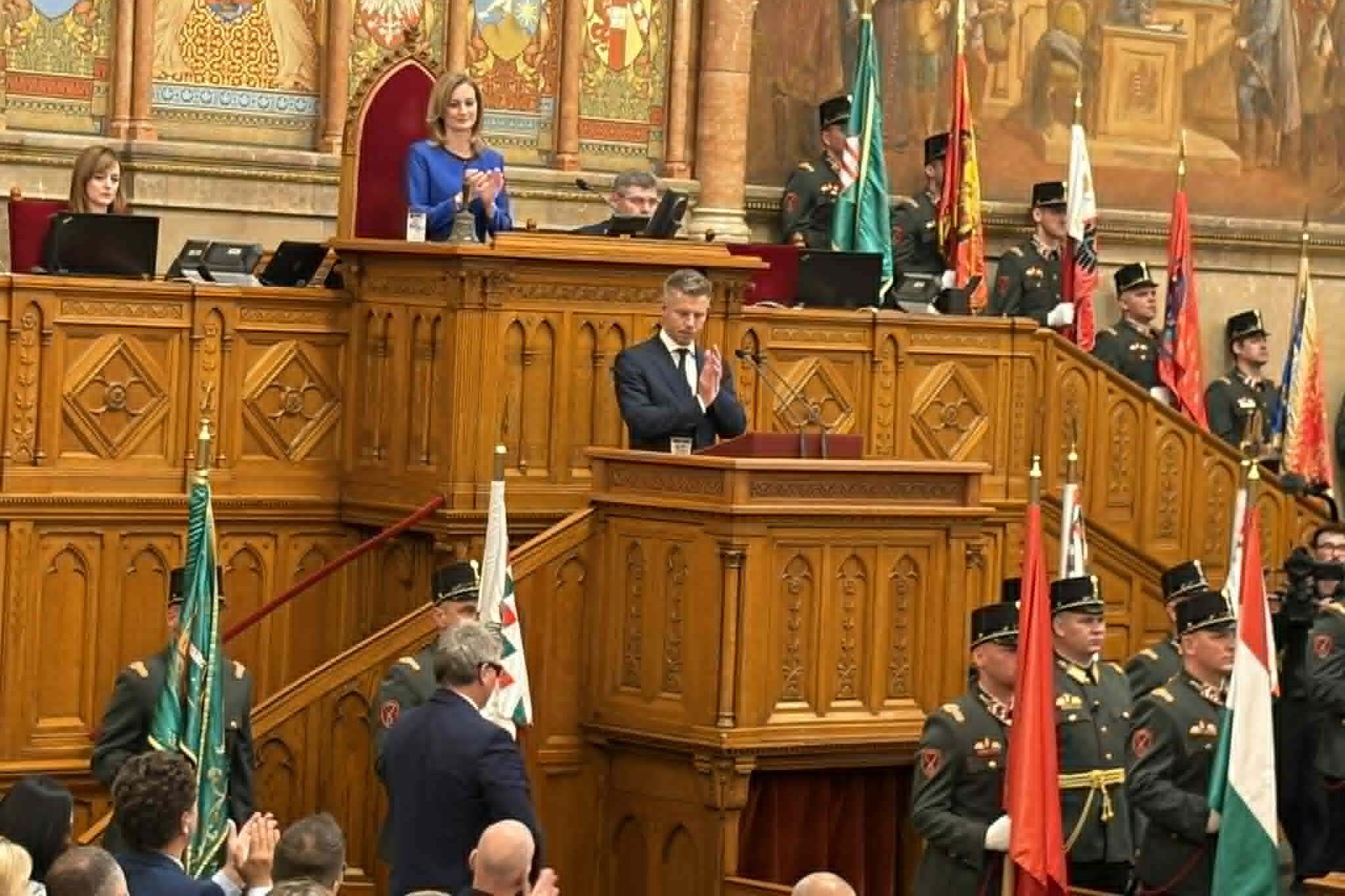 Elkezdődött az új miniszterek esütétele a Parlamentben