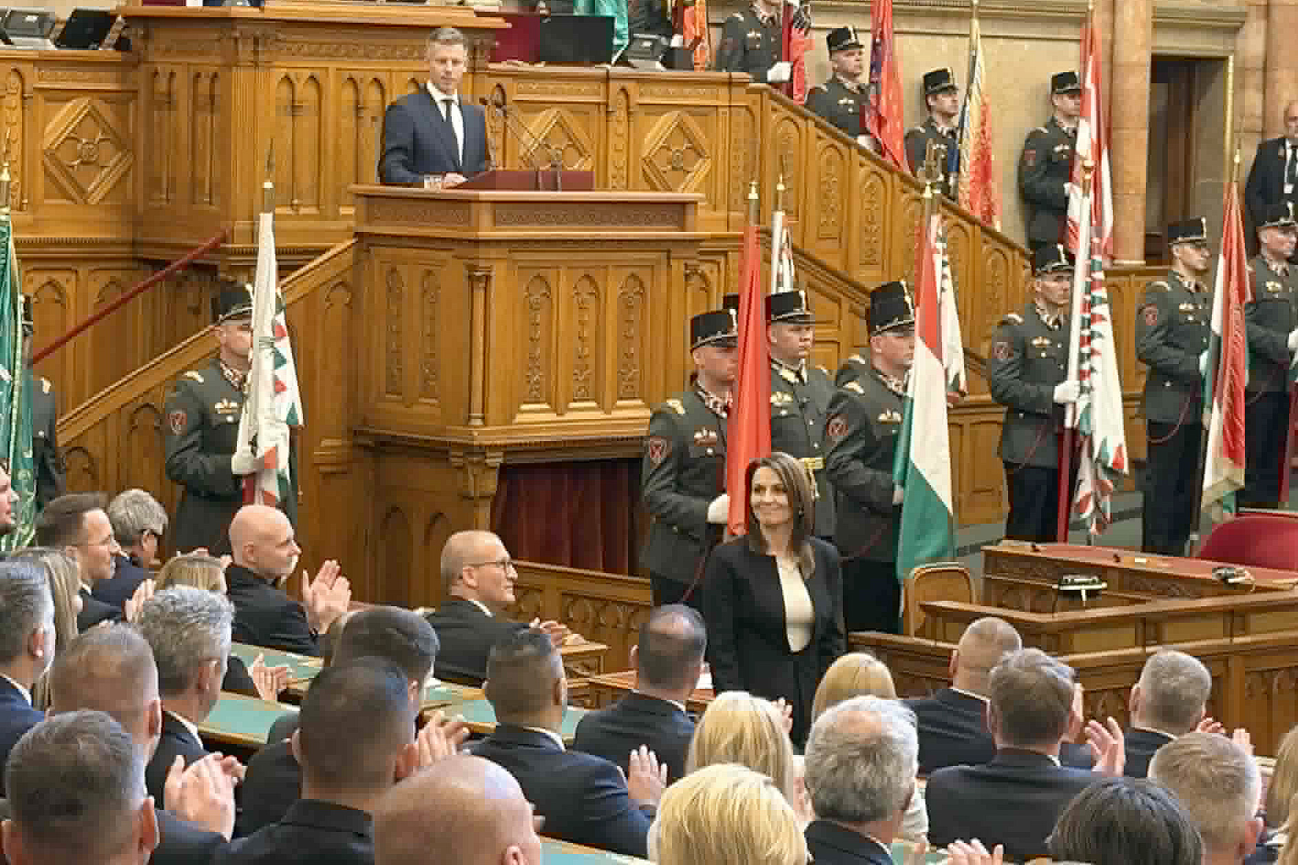 Elkezdődött az új miniszterek esütétele a Parlamentben
