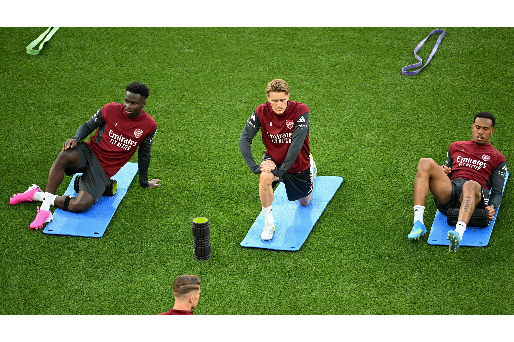 Az Arsenal játékosai Bukayo Saka, Martin Odegaard és Jurrien Timber a csapat edzésén