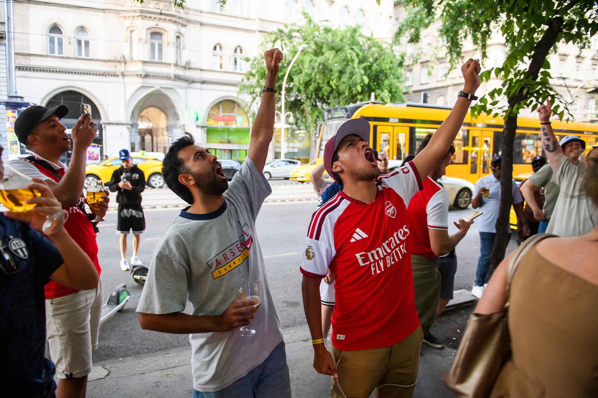 Az Arsenal FC szurkolói Budapest belvárosában, a Párizs Saint-Germain és az Arsenal FC közötti UEFA Bajnokok Ligája döntő előestéjén