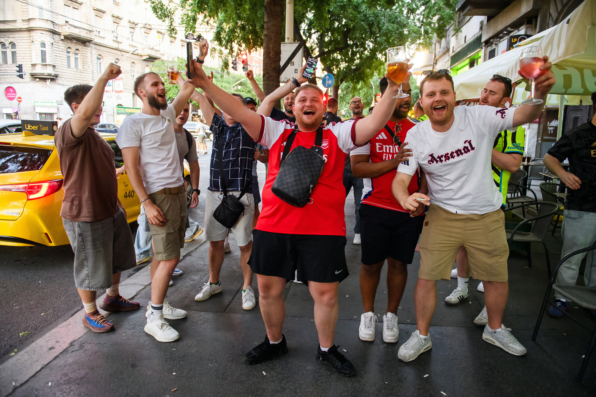 Az Arsenal FC szurkolói Budapest belvárosában, a Párizs Saint-Germain és az Arsenal FC közötti UEFA Bajnokok Ligája döntő előestéjén