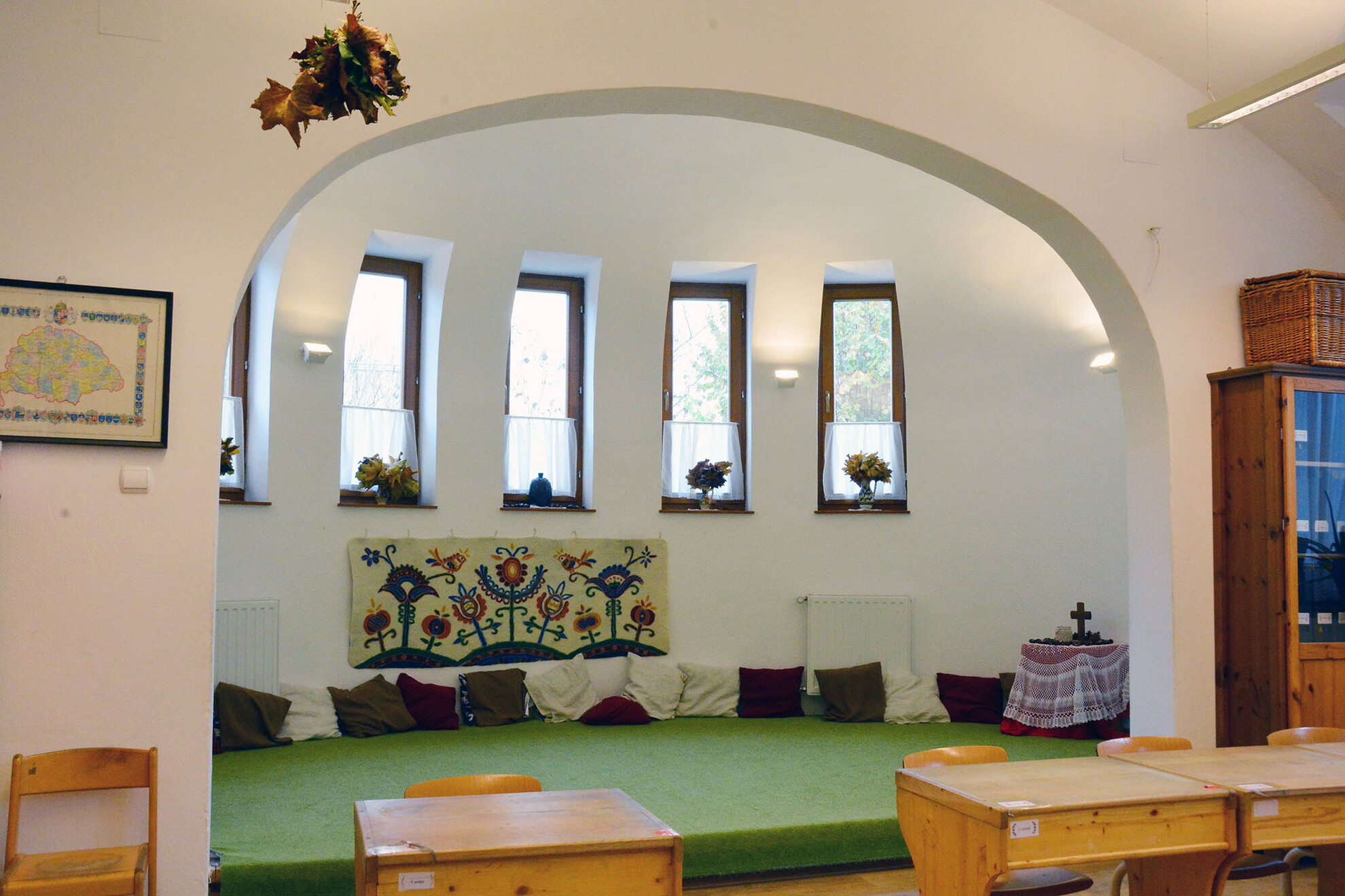 a Búzaszem Iskola tanterme apszissal, oltárral