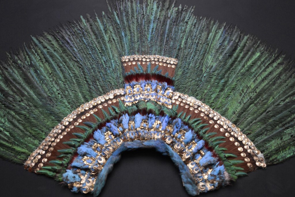 Moctezuma fejdísze egy tollakkal díszített korona, a spanyol hódítás korából. Kvézál madarak tollakból készült, drágakövekkel kirakott arany alapba foglalva