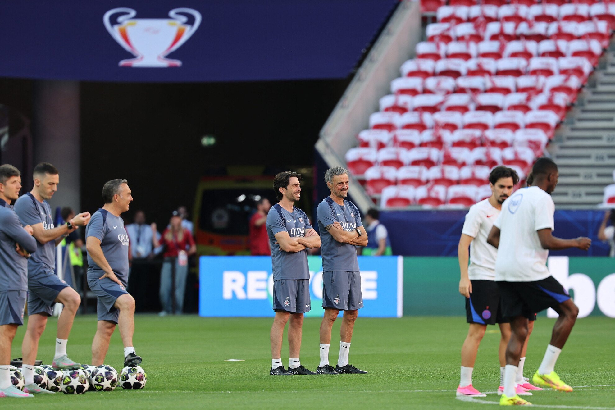 Luis Enrique (középen jobbra), a Paris Saint-Germain vezetőedzője, és Rafel Pol Cabanellas segédedző az edzésen a budapesti Puskás Arénában