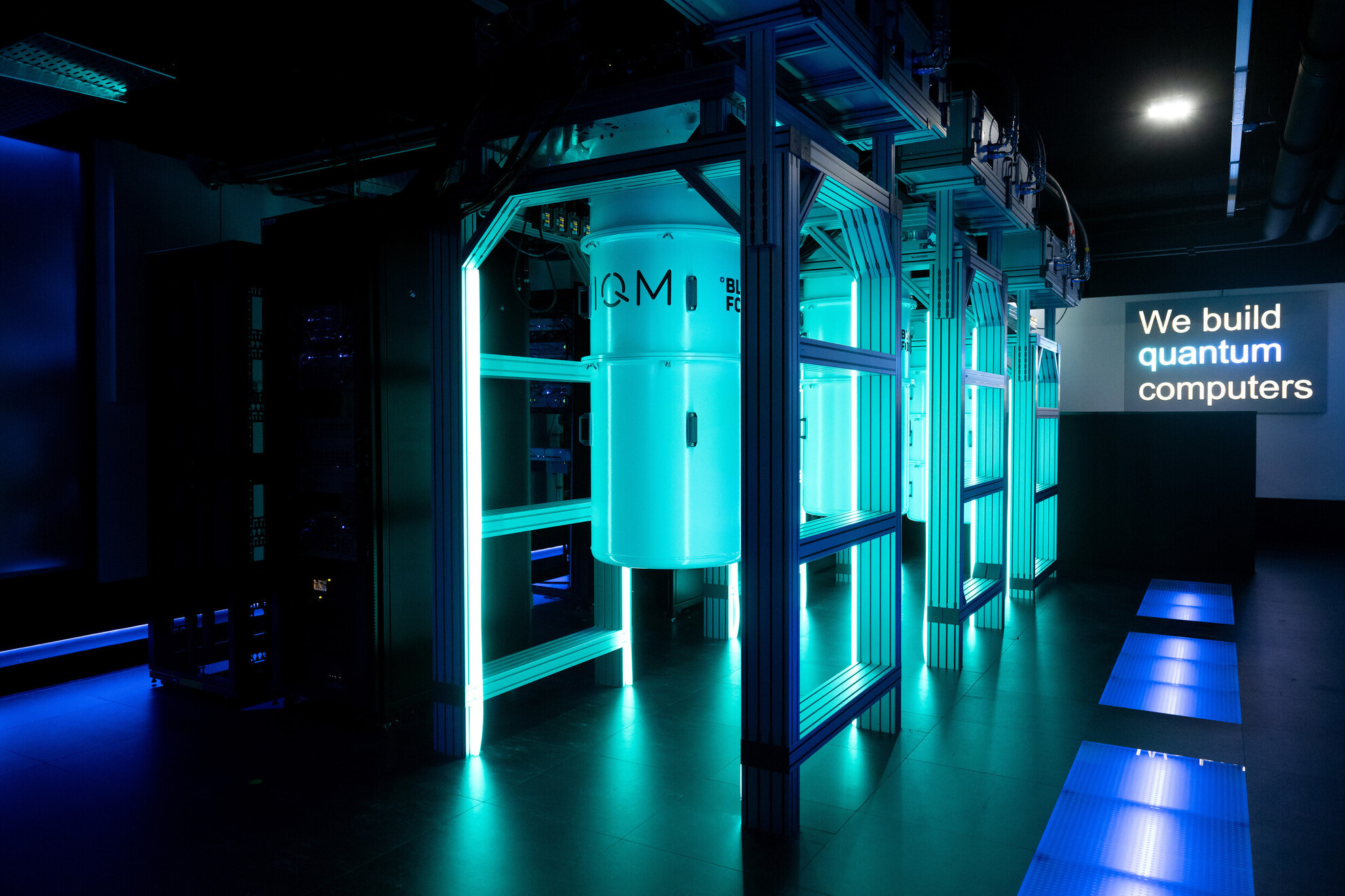 Az IQM Germany startup kvantumszámítógépei egy adatközpontban találhatók. Az IQM építi az Euro-Q-Exa európai kvantumszámítógépet a Leibniz Szuperszámítógépes Központ (LRZ) számára.