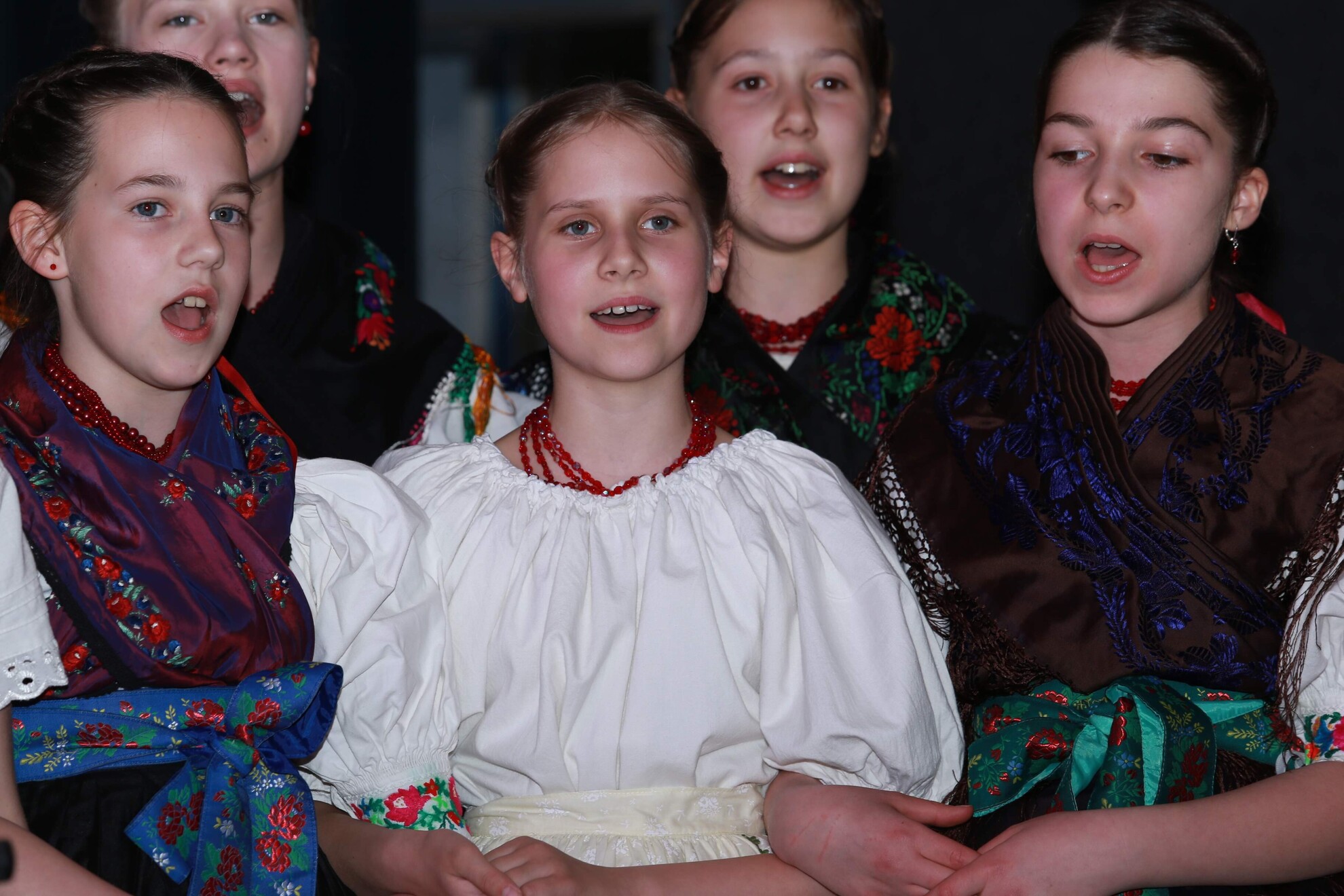 A Búzaszem iskolások sokkal több népdalt tanulnak, mint ami kötelező, és tudnak viseleti darabokat varrni, hímezni