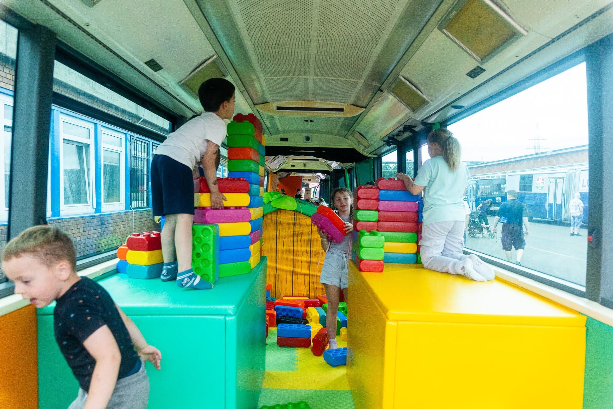 Gyereknapi nyílt nap az Óbudai buszgarázsban Ikarus buszokkal