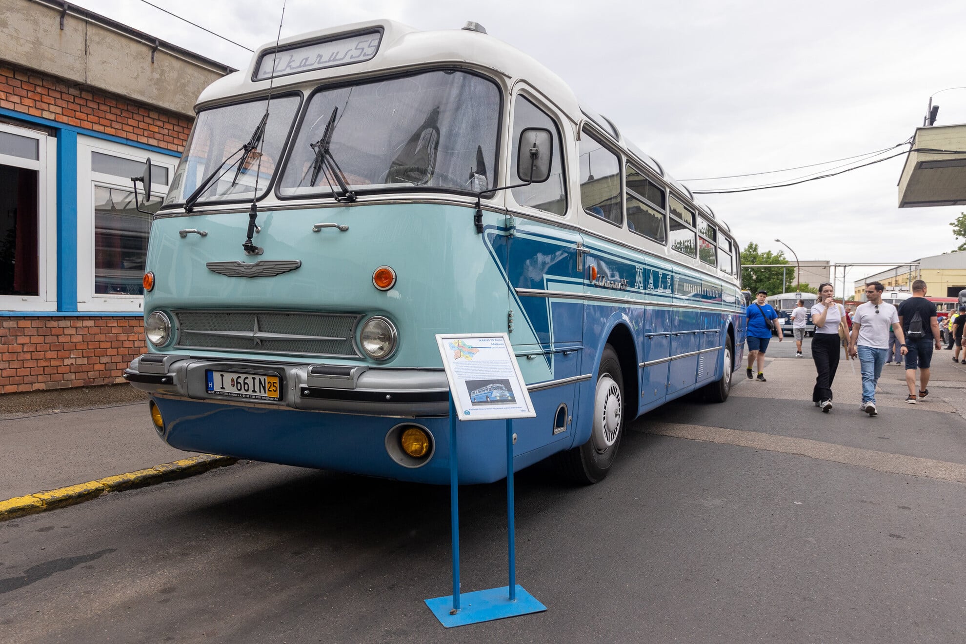 Gyereknapi nyílt nap az Óbudai buszgarázsban Ikarus buszokkal