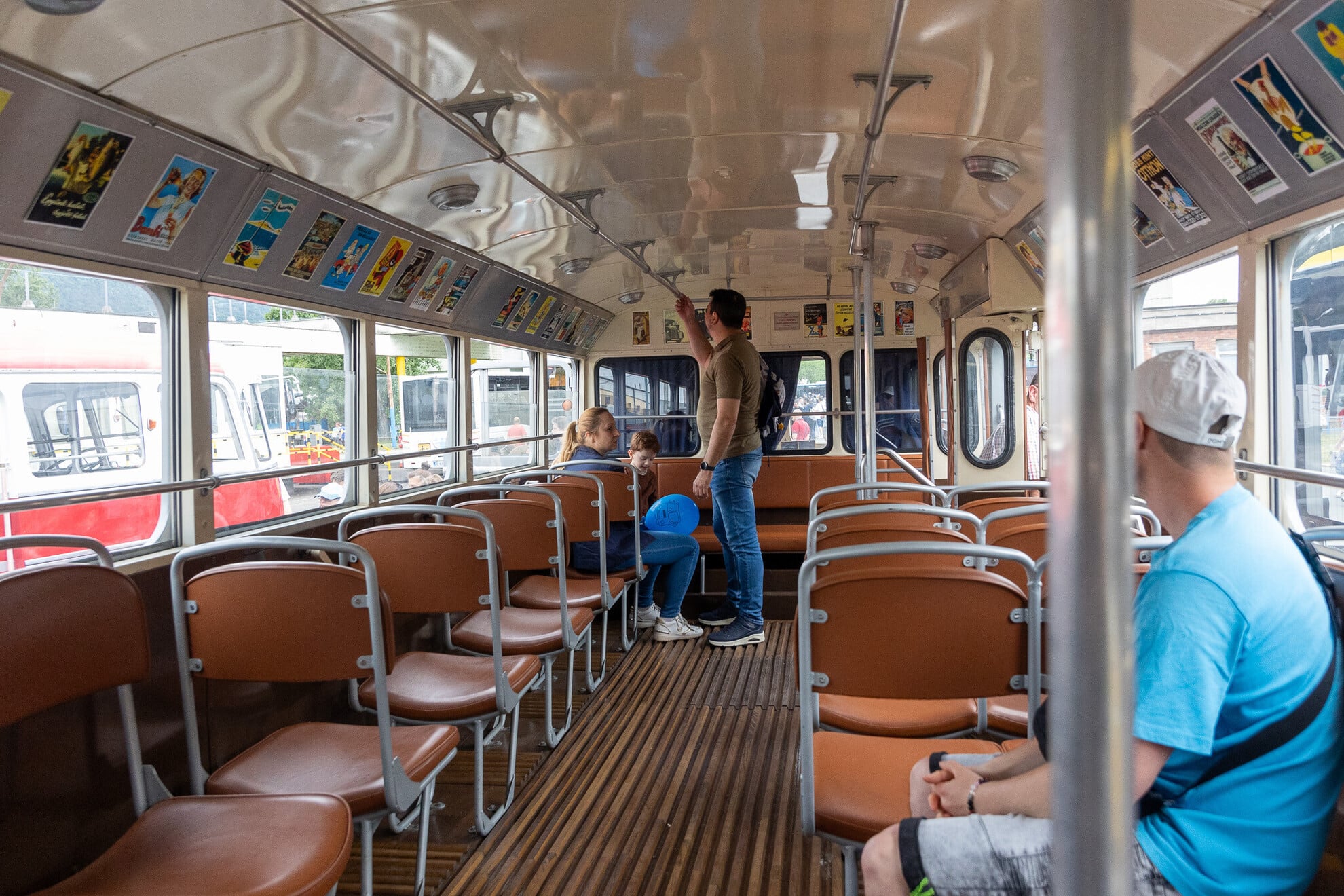 Gyereknapi nyílt nap az Óbudai buszgarázsban Ikarus buszokkal