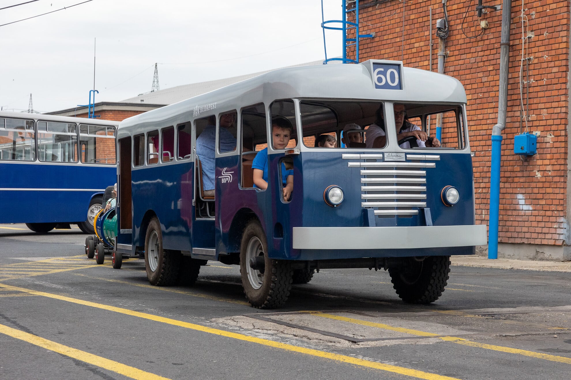 Gyereknapi nyílt nap az Óbudai buszgarázsban Ikarus buszokkal