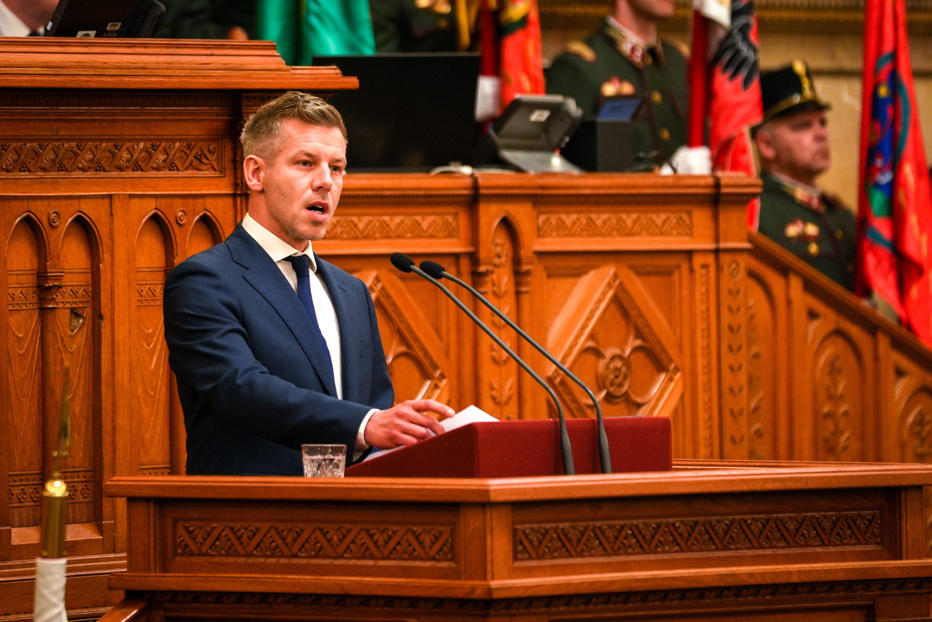 Magyar Péter a politikusok fizetésének csökkentését jelentette be