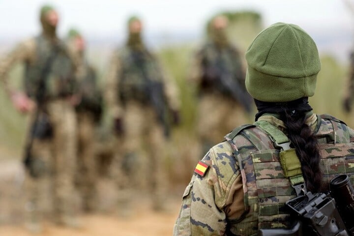 Fotó: AFP/Thomas Coex Spanyol katonák érkeznek Magyarországra gyakorlatra