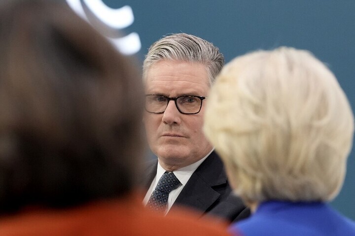 Fotó: AFP/Pool/Stefan Rousseau Egyre jobban nő a nyomás Keir Starmeren
