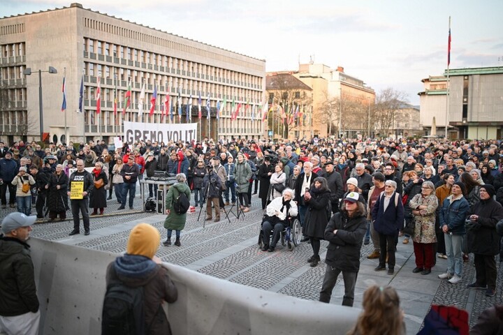 Tüntetők blokkolták a ljubljanai menekültügyi központ bejáratát