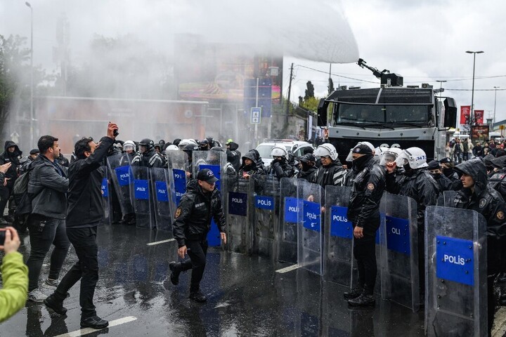 Fotó: AFP/Yasin Akgul Több embert őrizetbe vettek az isztambuli Taksim téren megkísérelt május 1-jei tüntetésen