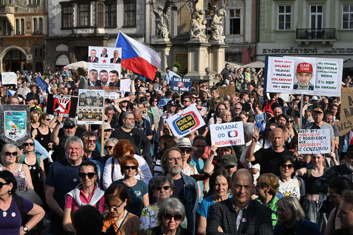 Fotó: AFP/Michal Cizek Csehek tüntettek a prágai Óvárosban