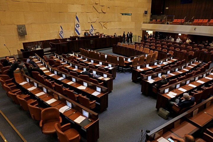 Fotó: AFP/Menahem Kahana Az izraeli parlament előzetesen megszavazta a feloszlatásáról szóló törvényjavaslatot