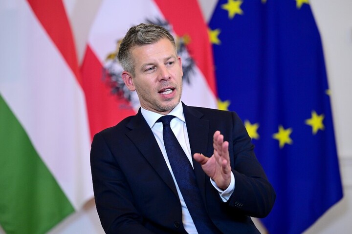 Fotó: AFP/APA/Roland Schlager Az államfő hozza nyilvánosságra a „kegyelmi dosszié” nála lévő példányát!