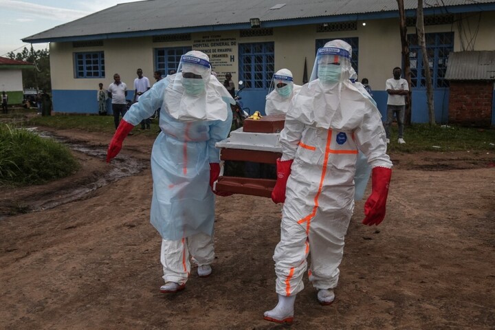 Fotó: AFP/Seros Muyisa Menekülnek az ebolafertőzöttek