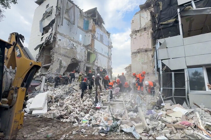 Fotó: AFP/Handout/Russian Ministry of Emergency Situations Oroszország szerint 16-an haltak meg egy diákszálló elleni támadásban