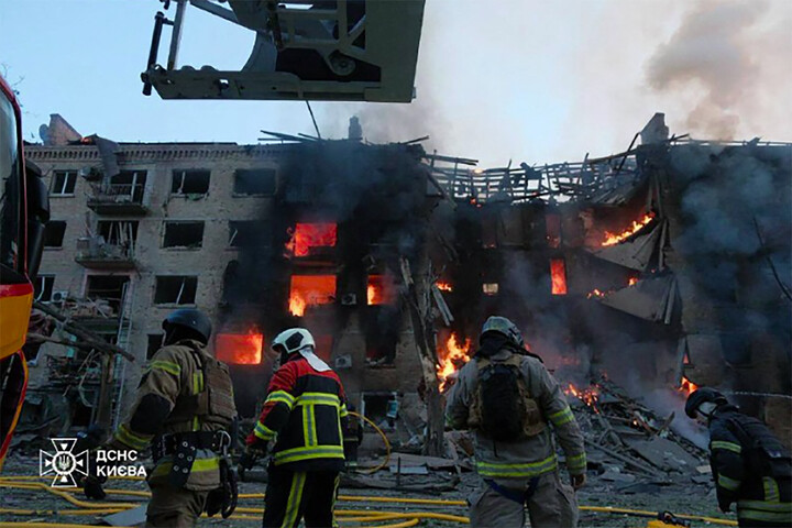 Fotó: AFP/Ukraine Emergency Service/Handout Tömeges csapással válaszolt Moszkva a polgári célpontok elleni ukrán támadásra