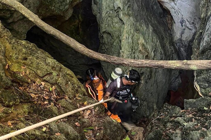 Fotó: Handout / Metta Tham Rescue Kalasin / AFP Továbbra is keresik a túlélőket Laoszban