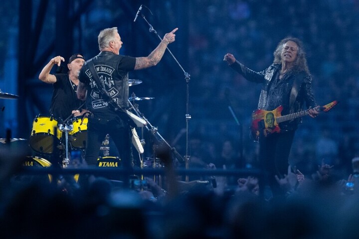 Fotó: AFP/dpa Picture-Alliance/DPA/Sven Hoppe Fergeteges bulival érkezik a Metallica a Puskás Arénába