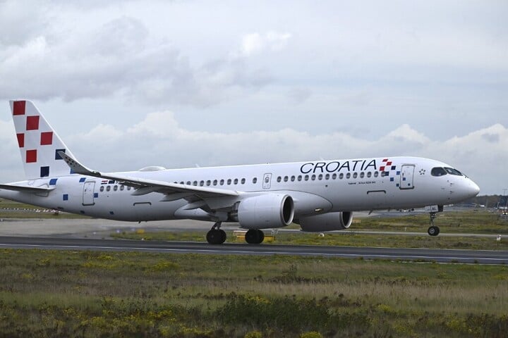 Fotó: AFP/dpa Picture-Alliance/Sven Simon/Malte Ossowski Lesodródott a futópályáról a Croatia Airlines egyik repülőgépe Splitben