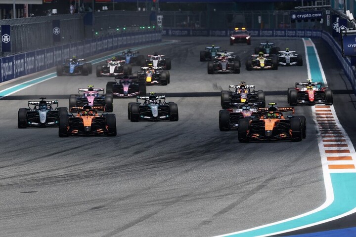 Fotó: Getty Images via AFP/Mark Thompson Kettős McLaren-siker a sprintfutamon