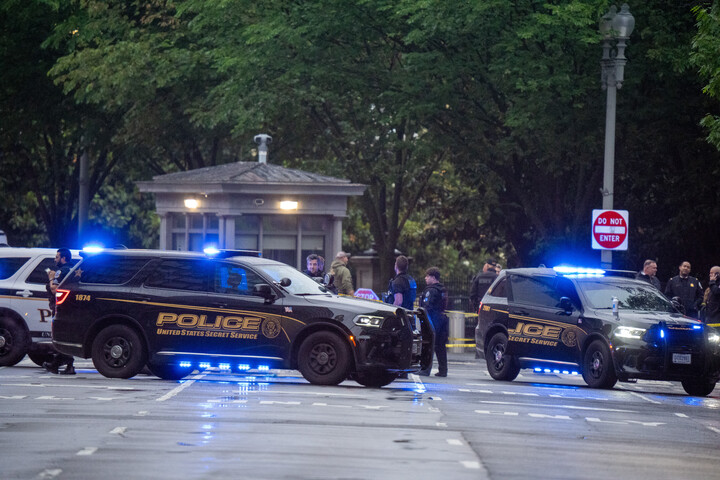 Fotó: Andrew Leyden / GETTY IMAGES NORTH AMERICA / Getty Images via AFP Tűzpárbaj a Fehér Háznál