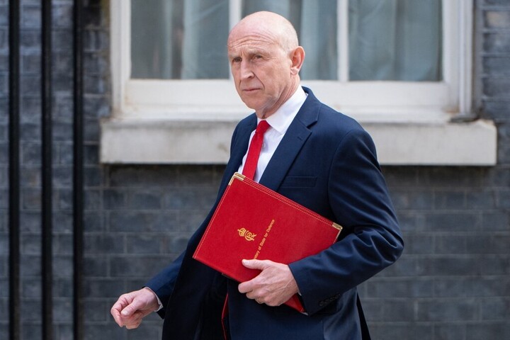 Bajba került a brit védelmi miniszter
