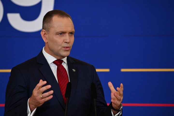 Fotó: Alex Nicodim / ANADOLU / Anadolu via AFP A lengyel államfő lakásába hamis tűzriasztás miatt rendvédelmisek hatoltak be