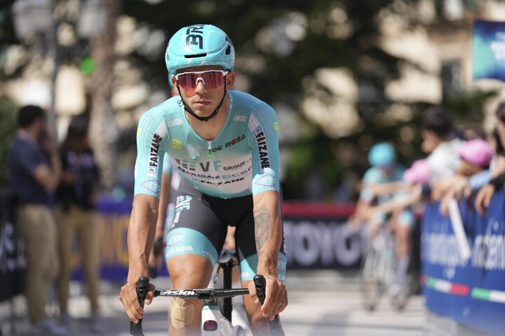 Fotó: AFP/NurPhoto/Marco Zac Olasz versenyzőt zártak ki a Giro d'Italián